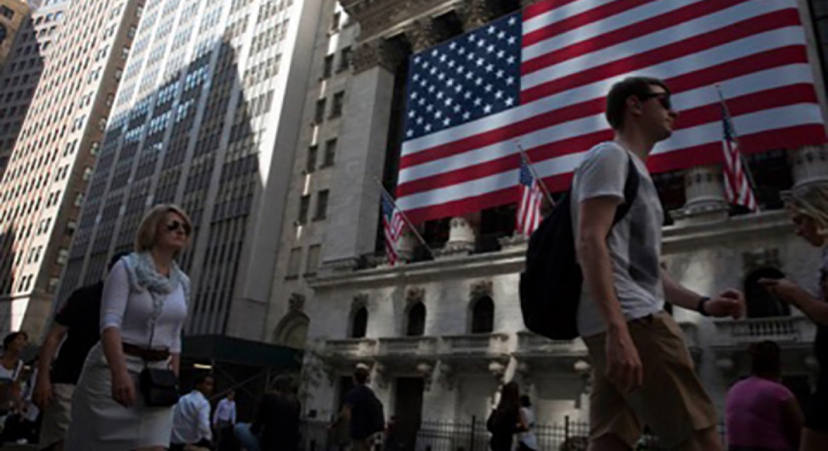 Fed cuts main interest rate to near zero, vows massive bond-buying program
