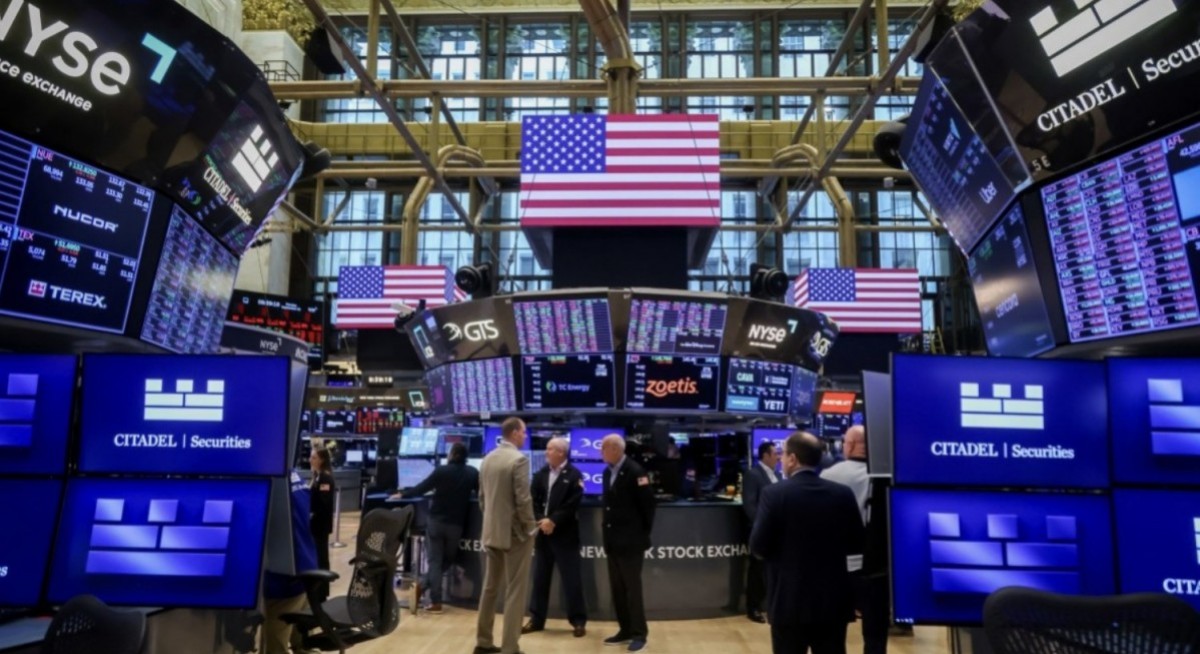 Sell-off in gold temporary, US banks' earnings positive, tempered by caution, analysts say