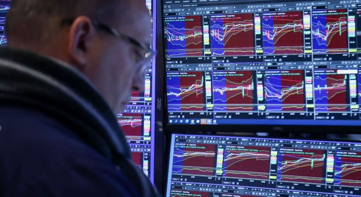 S&P 500 falls in retreat from risk as block cuts spur AI anxiety