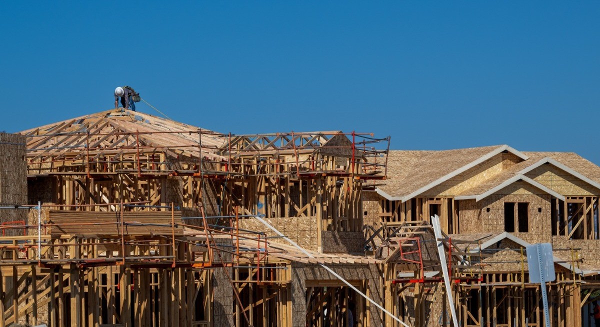 US housing starts surge on rebound in multi-family construction