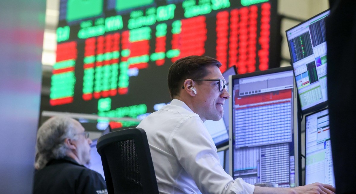 US stocks slide, Nasdaq 100 falls into correction as oil climbs