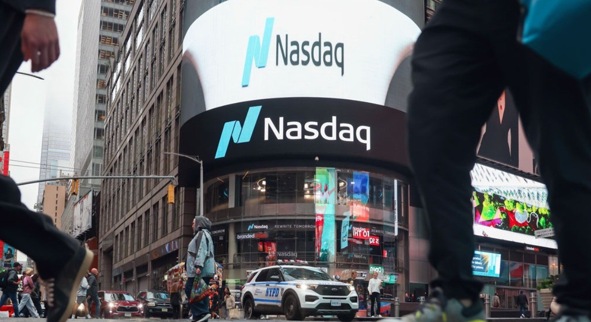US stocks fall as AI, oil risks spur flight to bonds
