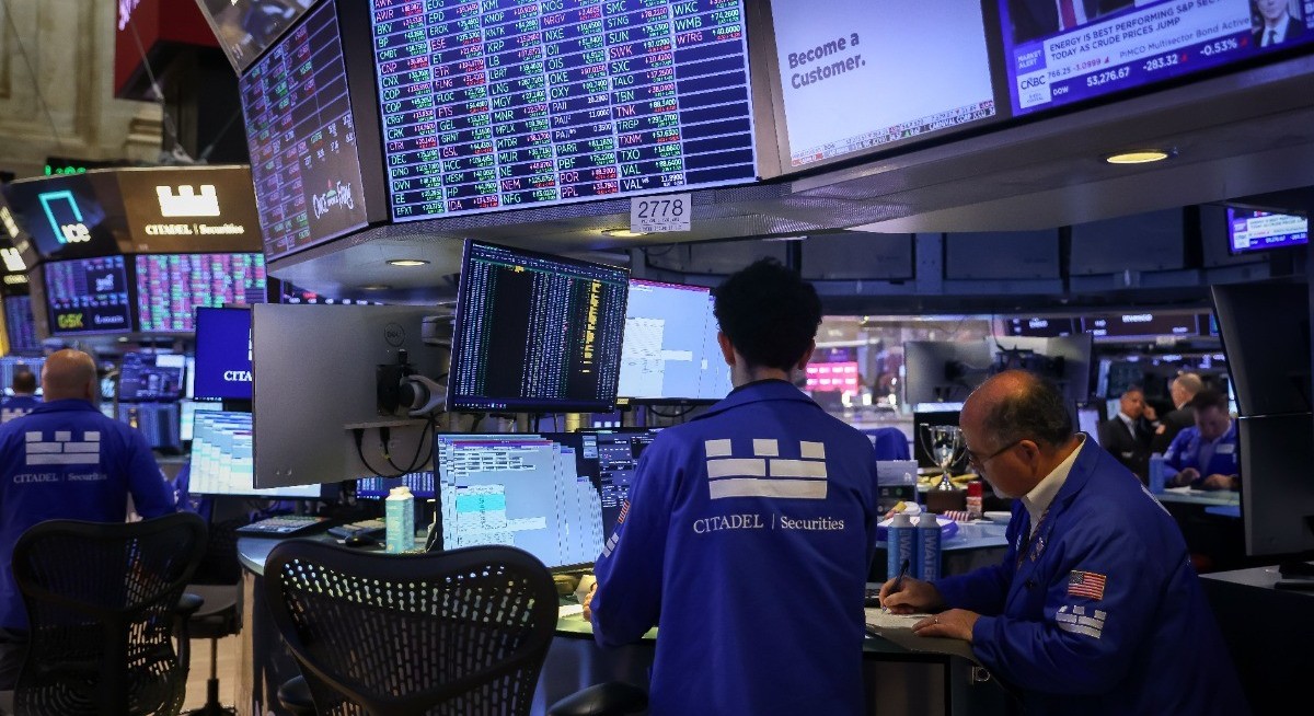 US stocks fall as jobs growth fuels bets Fed will raise rates