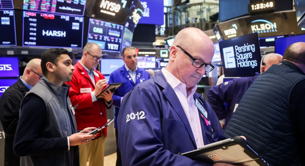 US stocks fall as oil, treasury yields resume climb; Walmart, Deer slide