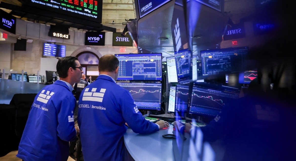 US stocks fall as oil rally keeps a lid on Treasuries