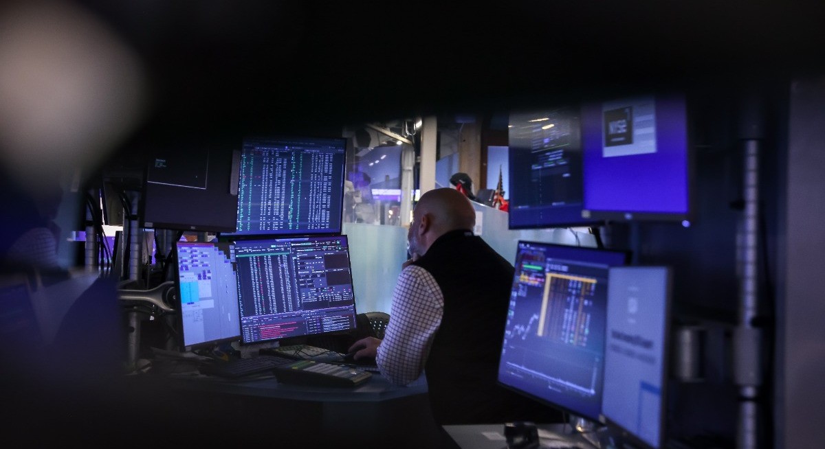 US stocks fall on inflation woes as chip rout deepens