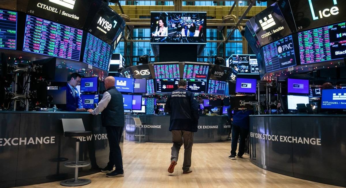 Stocks and oil whipsaw on mixed US-Iran signals