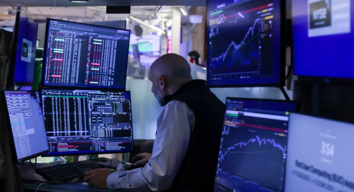 US stocks fall as Fed-hike anxiety lifts bond yields