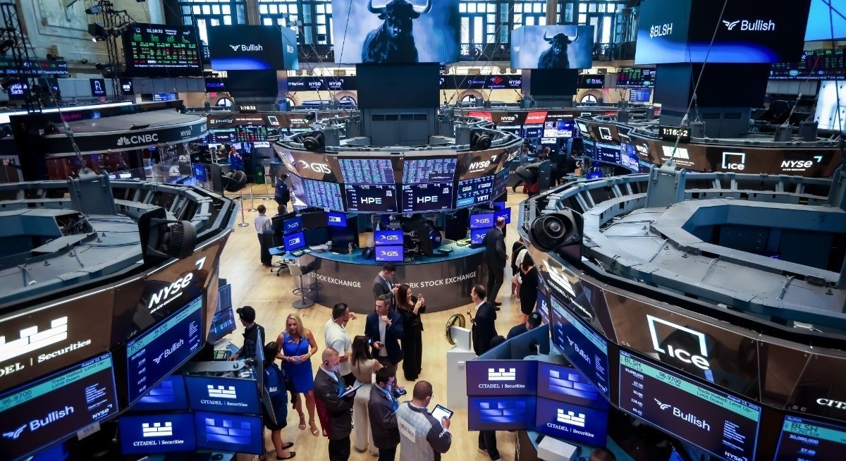 US stocks stall as investors digest sluggish retail sales data