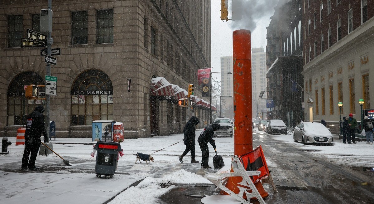 Winter Storm in New York City has workers making a messy Monday travel