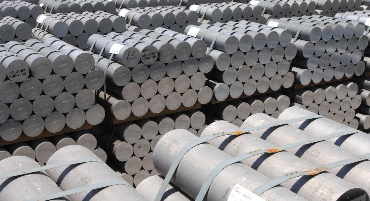 Bahrain starts output cuts at world’s top aluminum smelter