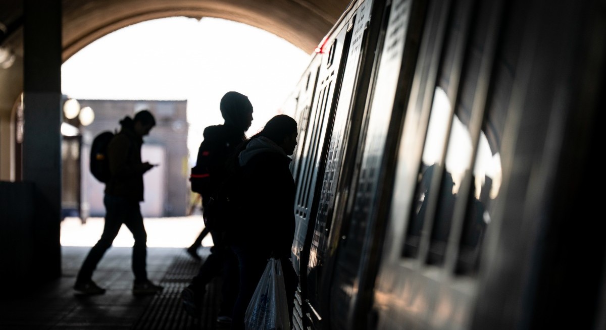 Asian stocks move in tight range; oil gains on Venezuela