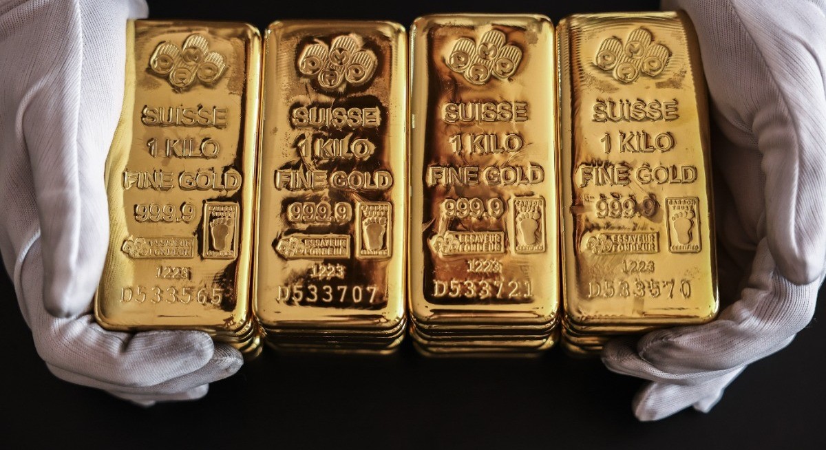 Gold rises on Fed comments, report of Trump weighing war exit