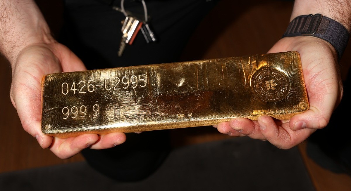 Gold, silver fall as inflation fears fuel rate-hike bets