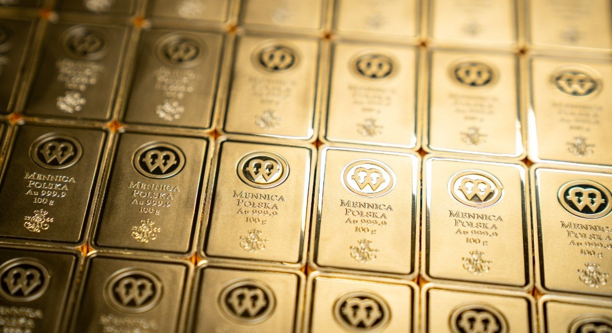 Gold slips as strikes raise concerns on Iran talks, inflation