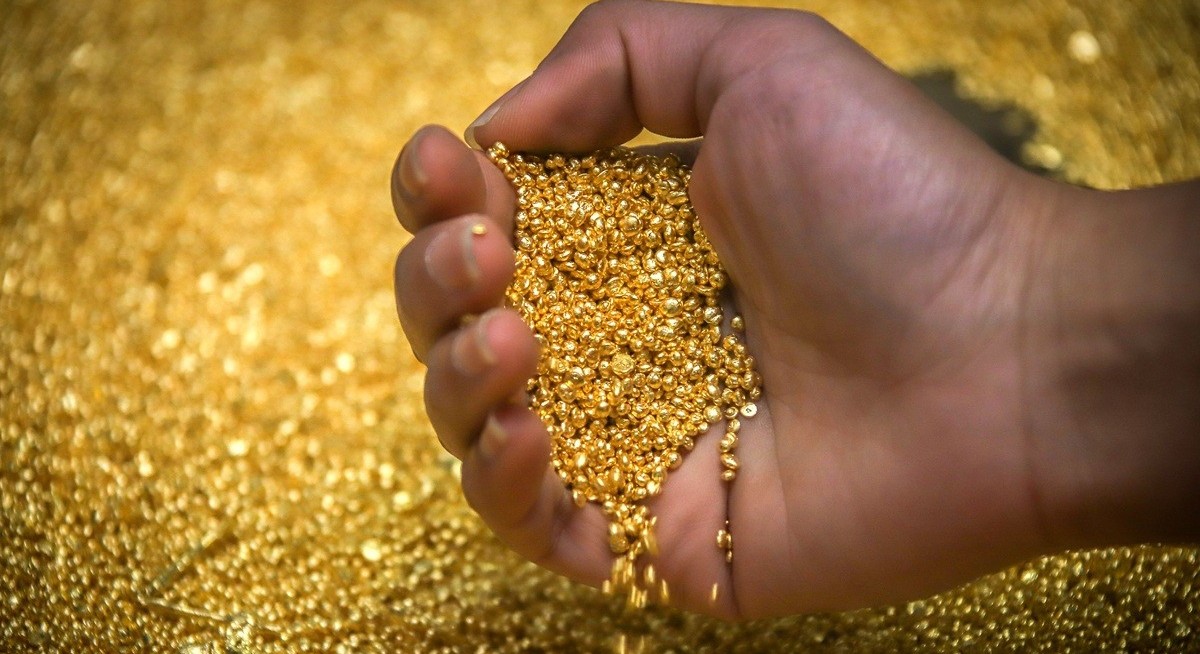 Gold extends rout in volatile pullback from record price surge