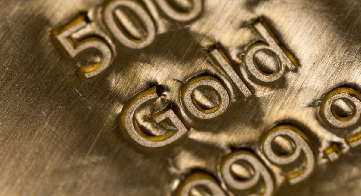 Gold rises to record high on rate-cut bets and Venezuela tension