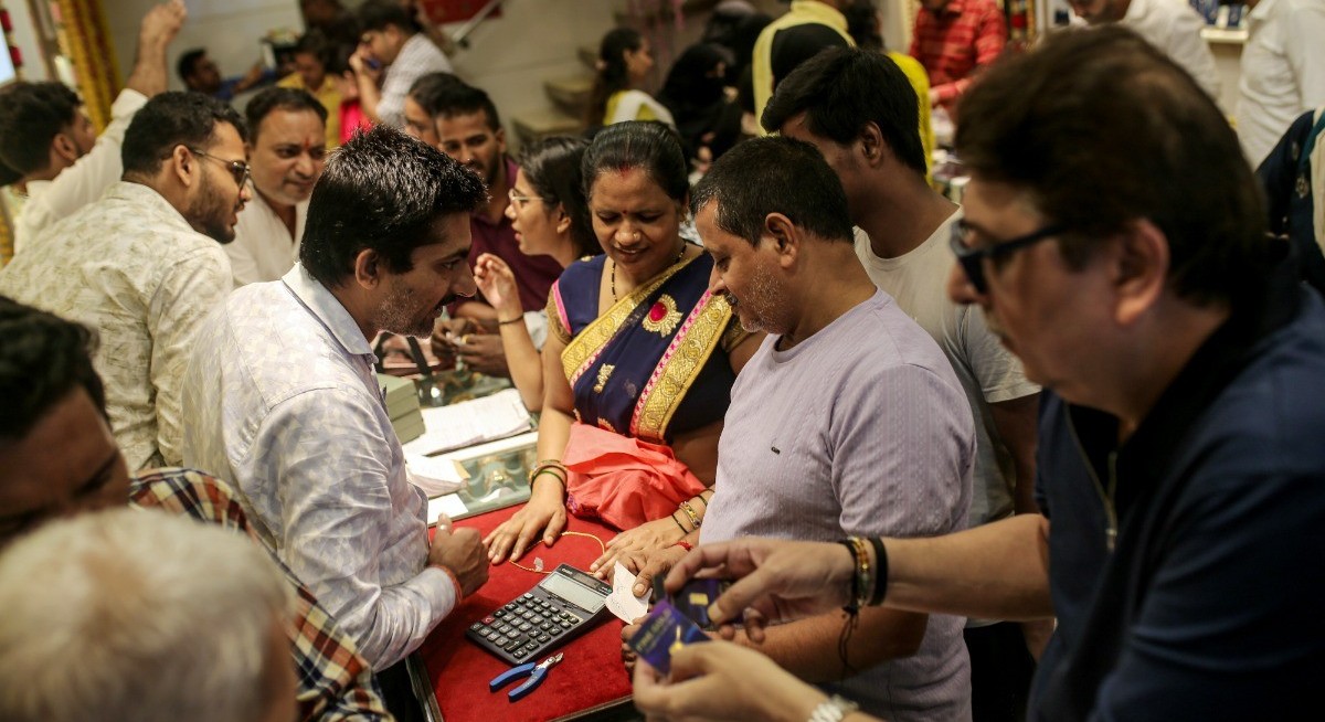 India restricts imports of platinum jewellery until next April