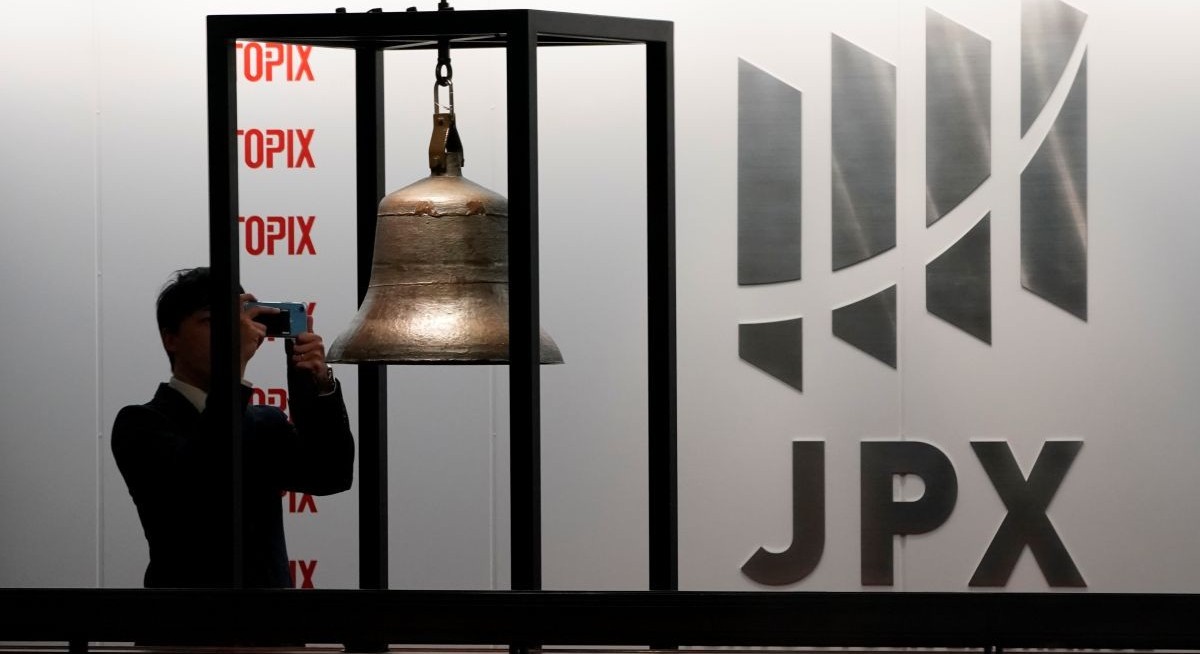 Asian stocks appear mixed, gold steadies after selldown