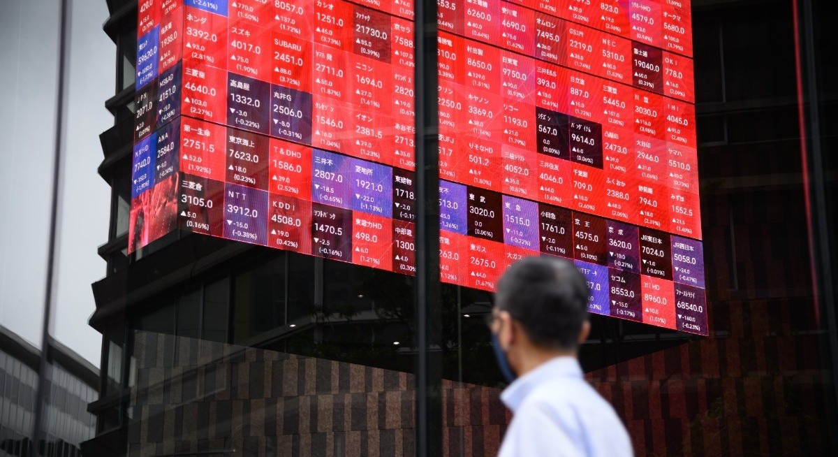 Record Asian stock rally eases on Japan, oil falls