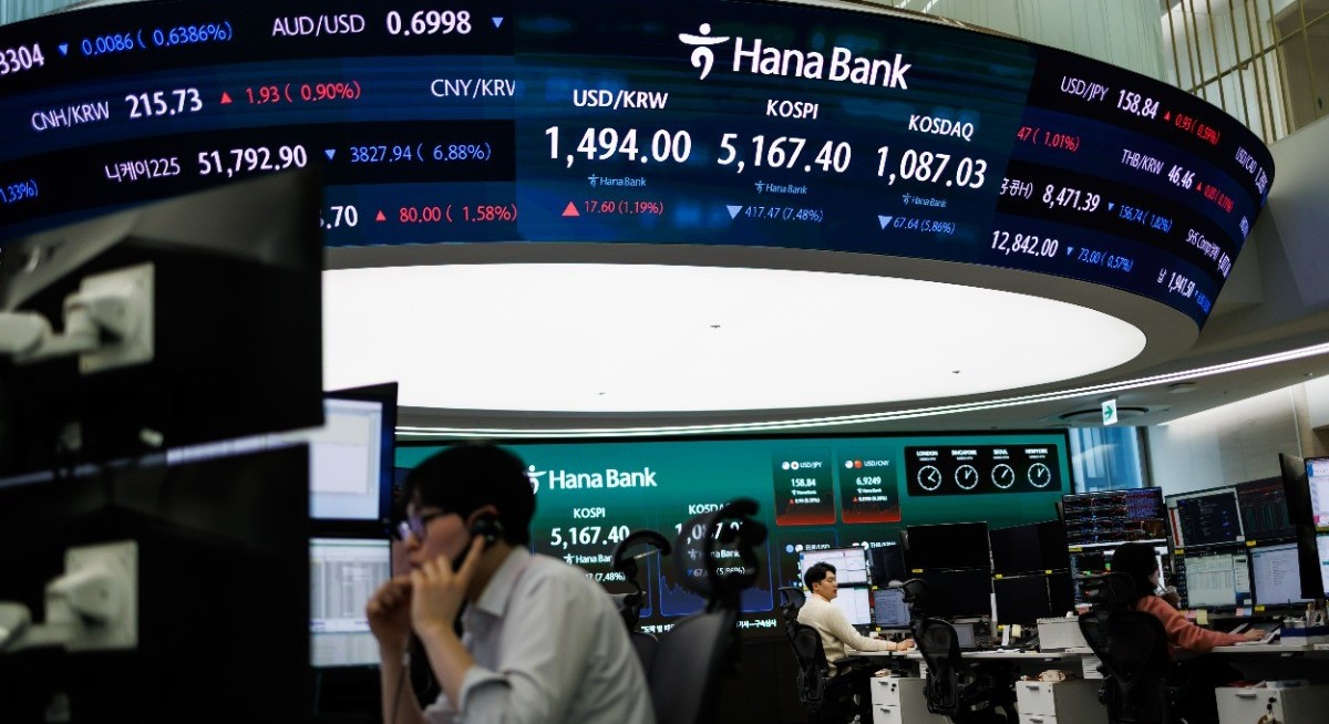 Asian stocks fall on Korean chip sell-off, oil dips