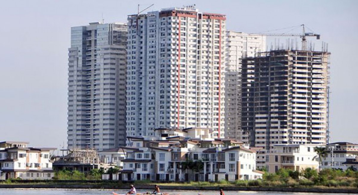 residential condominiums and townhouses in Manila, economy grows, reclaimed land prices