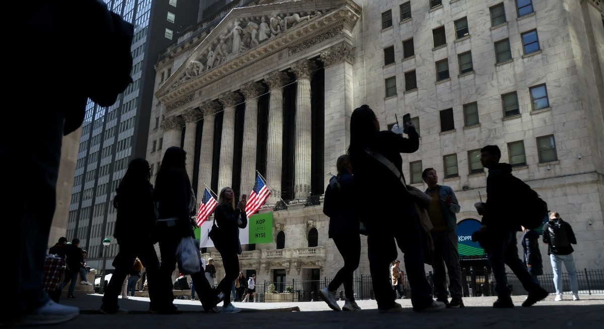 Tech stocks sink as oil jumps on US-Iran jitters