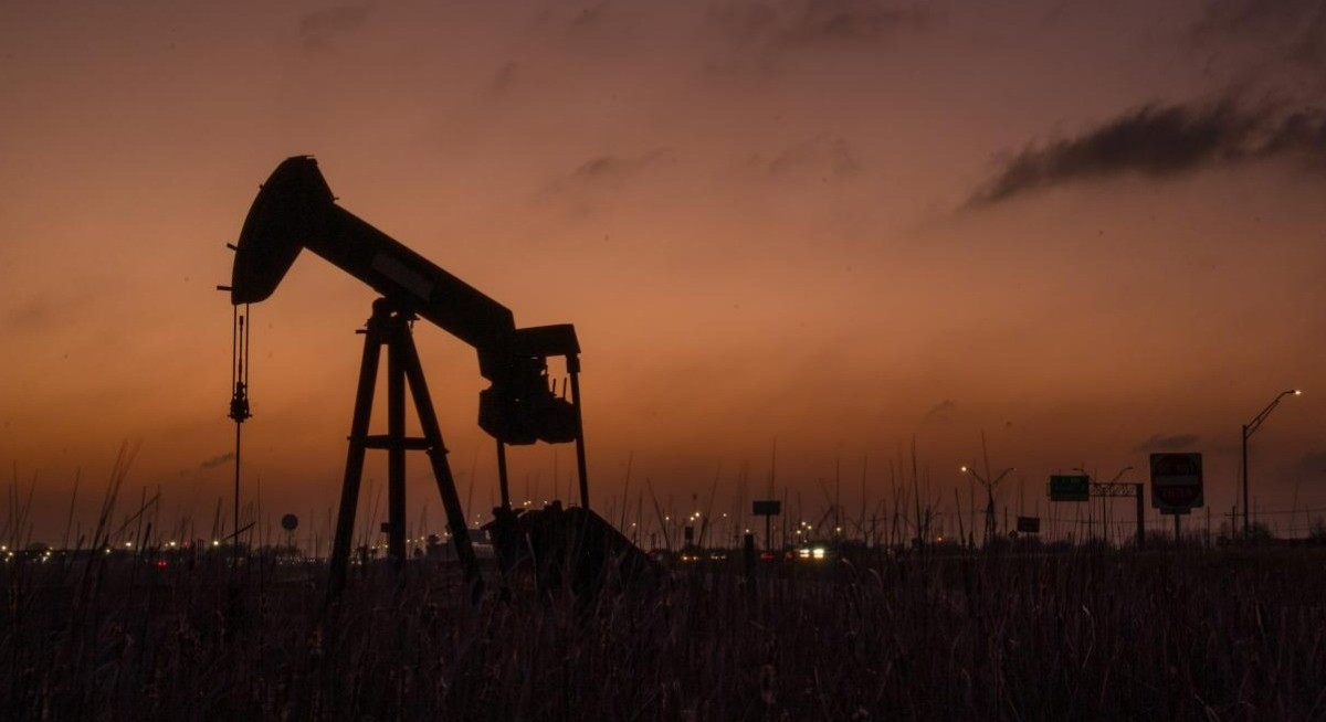 Oil edges lower on tentative deal to extend US-Iranian truce