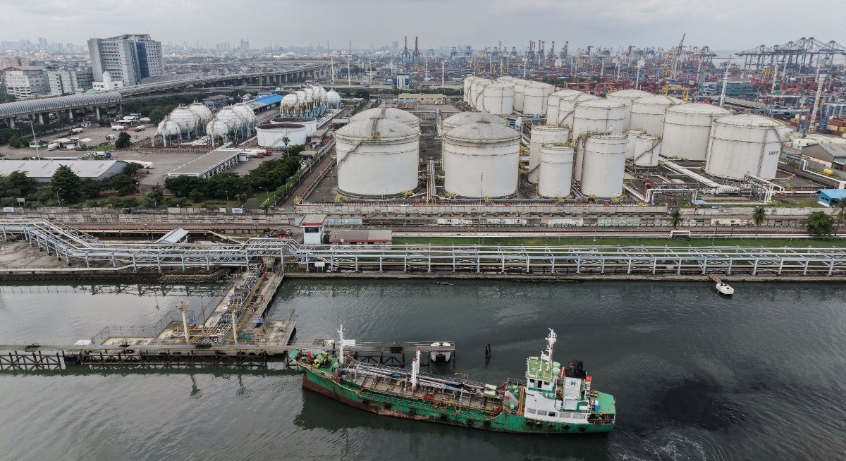 Oil climbs as US-Iran deadlock lifts bond yields