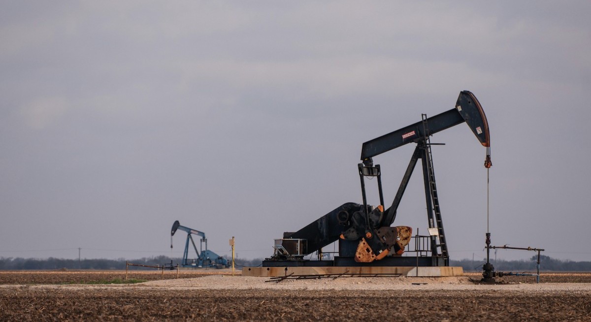 Oil holds drop as Saudi Arabian price cut amplifies glut concern