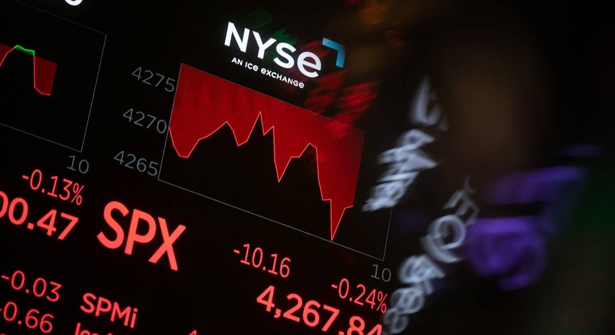 S&P extends gain as chipmakers eye best two-day gain in Month
