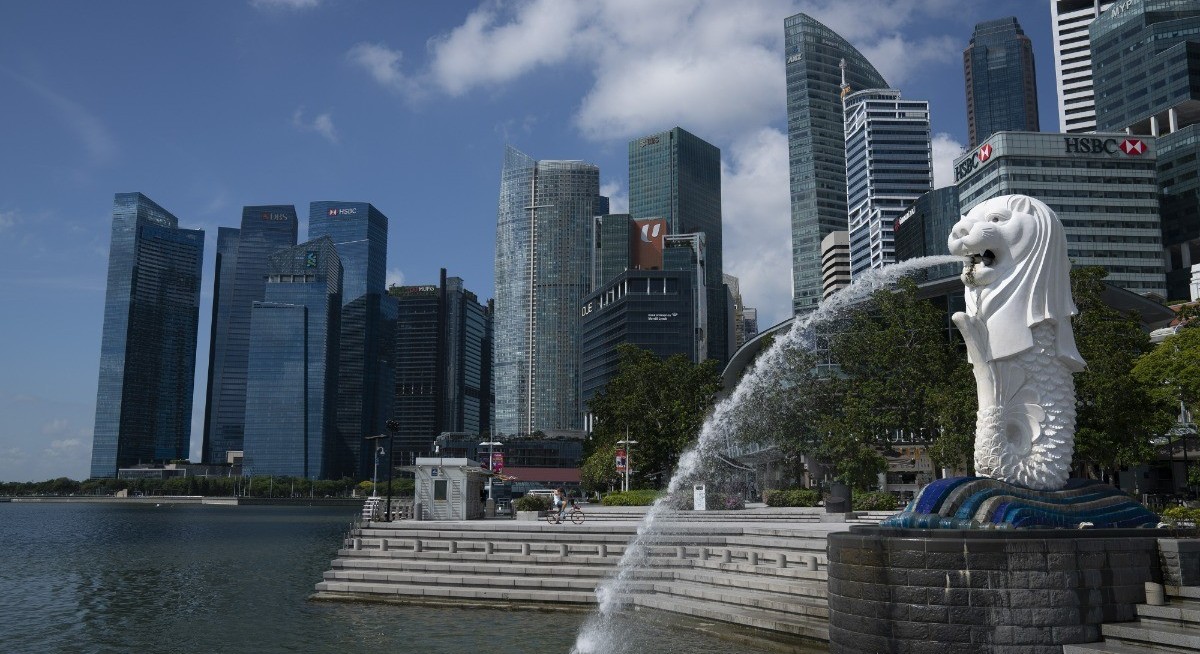Singapore steps up measures to detect Ebola among travellers