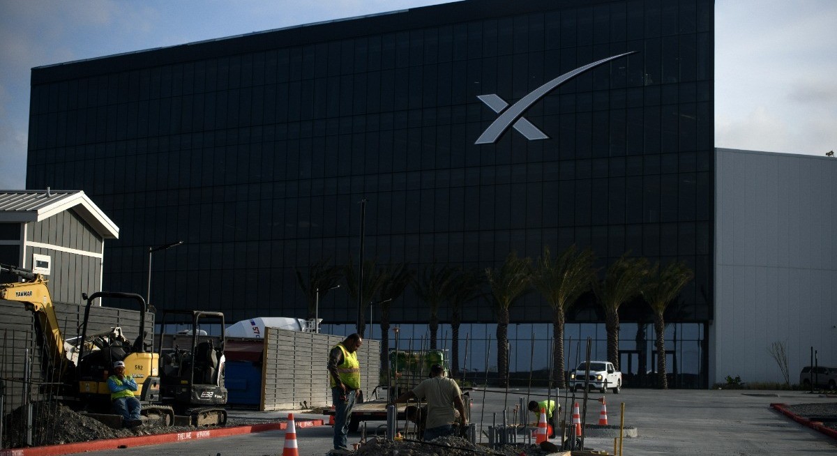 SpaceX sets US$800b valuation, confirms IPO plans