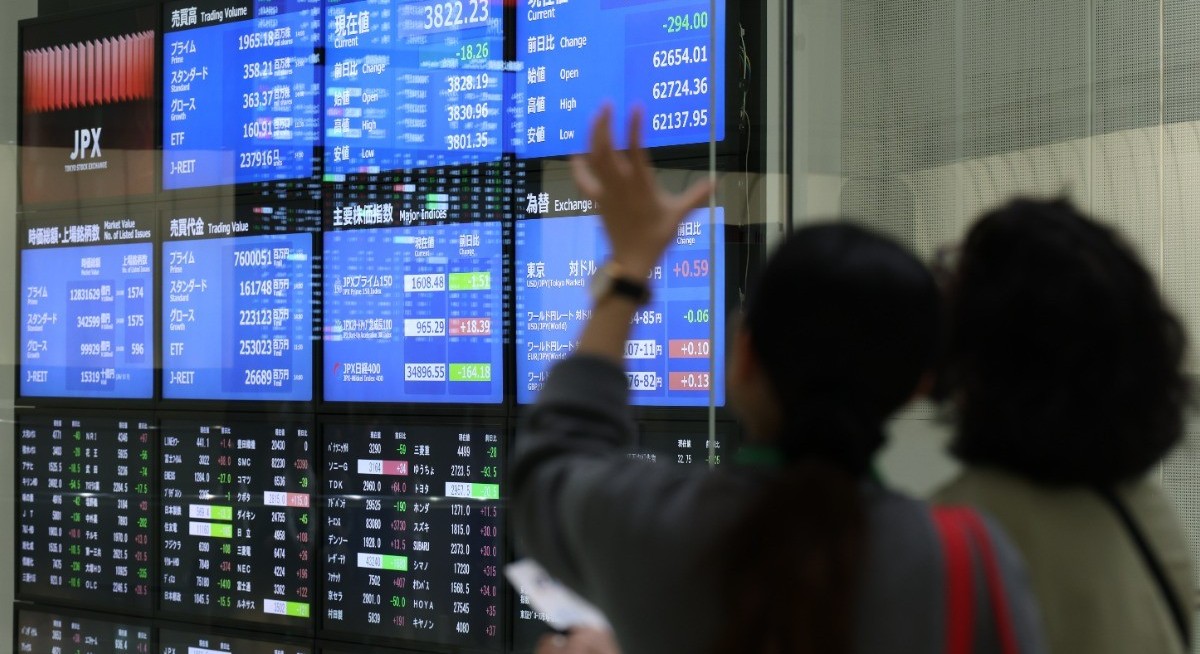 Stocks drop on tech selloff, oil rises as Mideast tensions flare