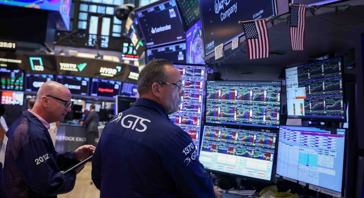 US stocks fall as Middle East jitters spur oil rally