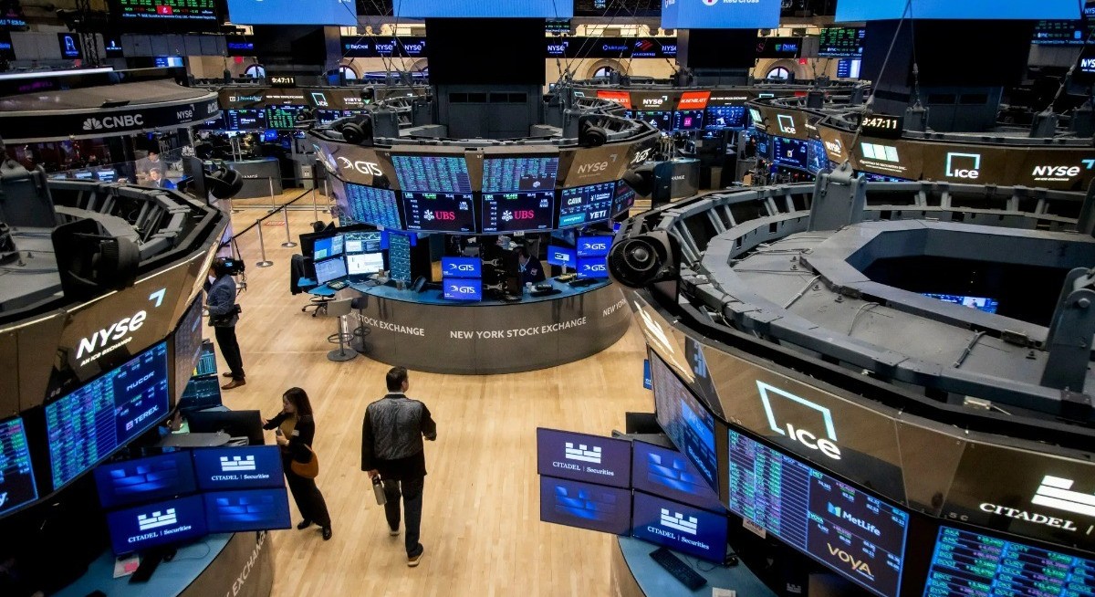US stocks fall as oil jump, treasury plan lift yields